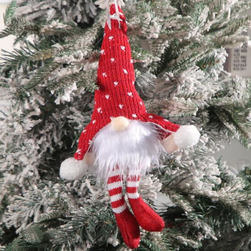 Pendurante de perna com lâmpada, boneco sem rosto, sentado, com chapéu de malha, da Floresta de Natal