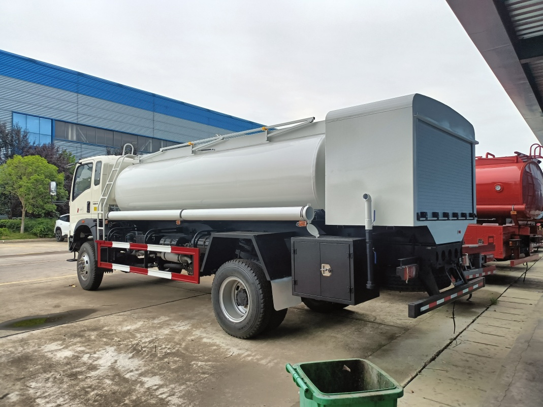 Professional Efficient Customizable Large Volume Lubricant Oil Tank Truck