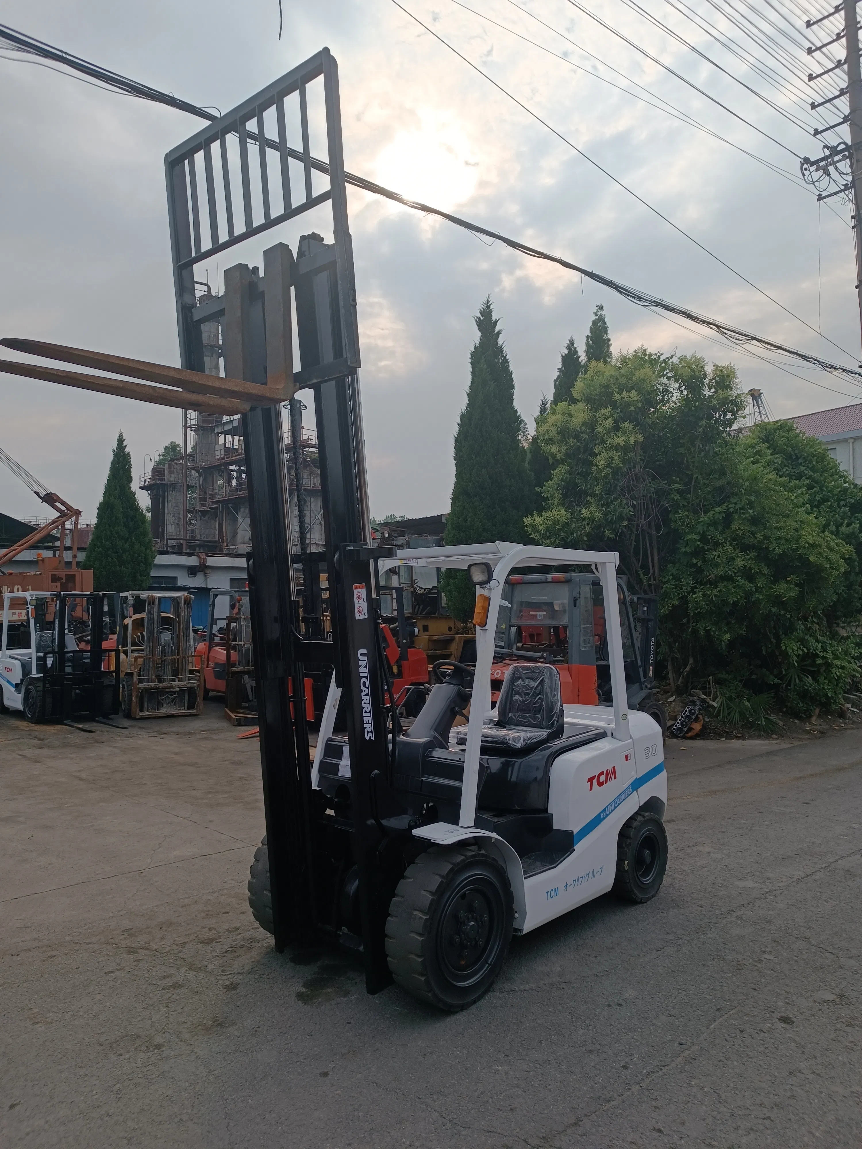 Versatile Fork Lift Truck for Efficient Indoor and Outdoor Operations