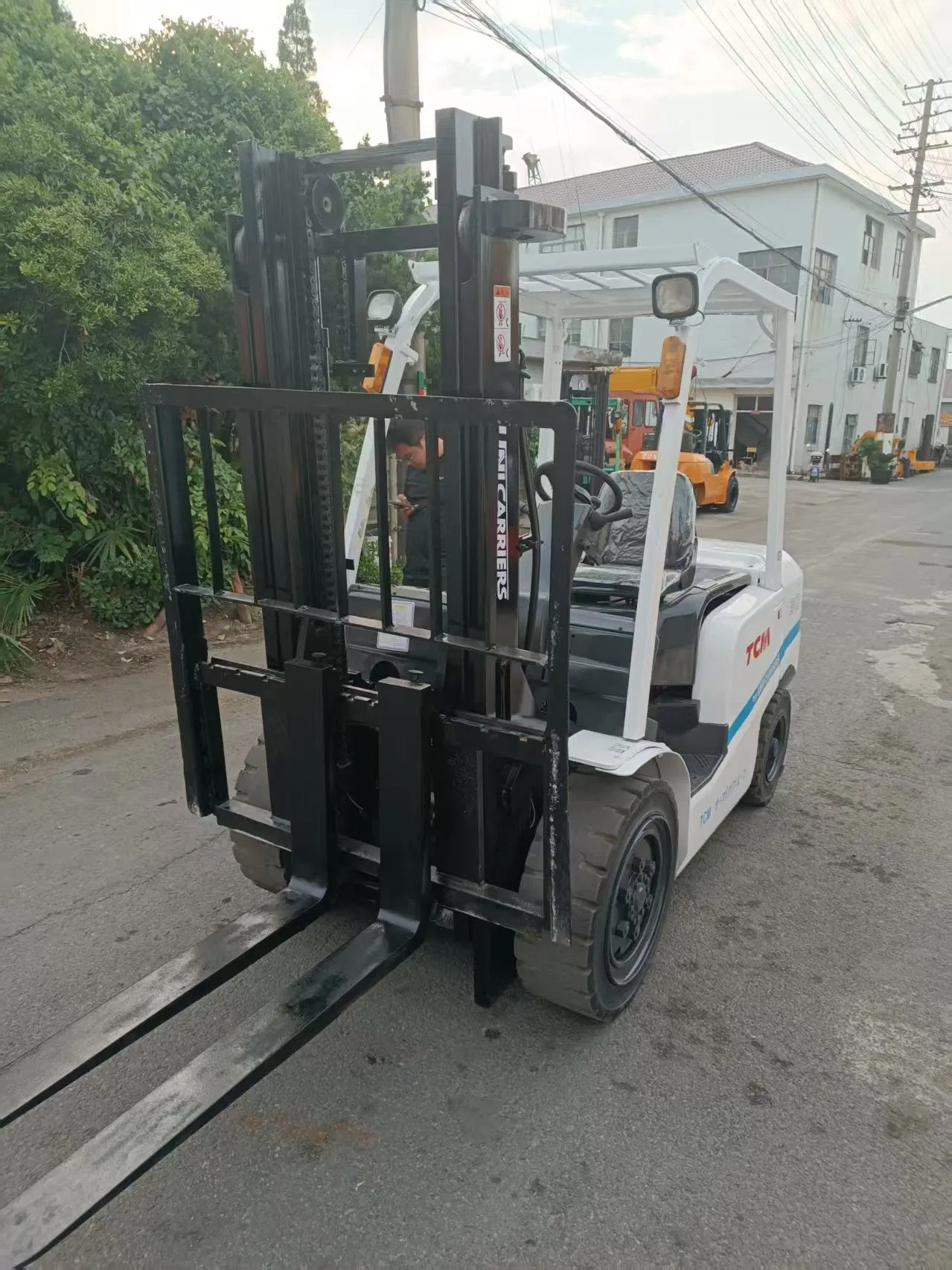 Versatile Fork Lift Truck for Efficient Indoor and Outdoor Operations