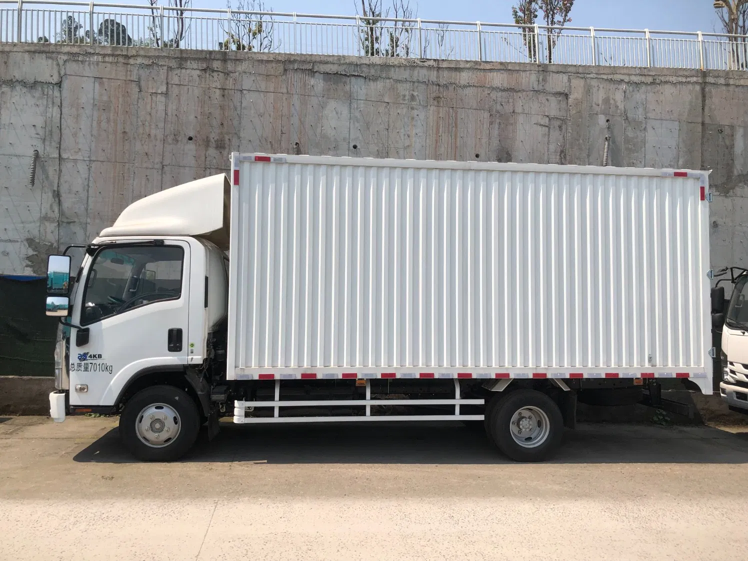 for Kv100 Refrigerated Box Cargo Van 4*2/4*4 Frozen Reefer Transport Dump Monster Farm Truck for Sale Pickup Diesel Head