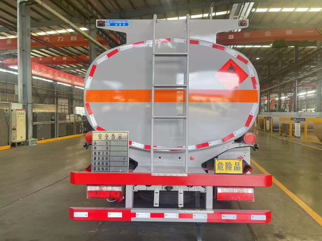 Professional Efficient Customizable Large Volume Lubricant Oil Tank Truck