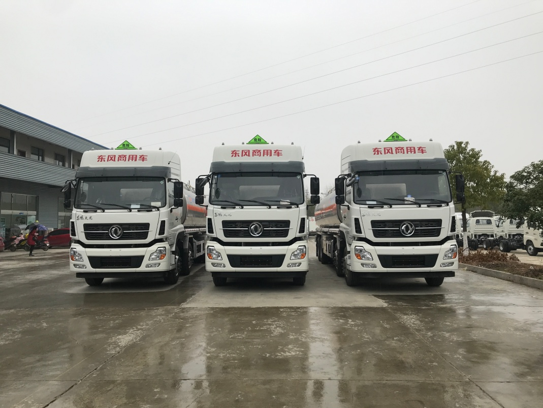 Professional Efficient Customizable Large Volume Lubricant Oil Tank Truck