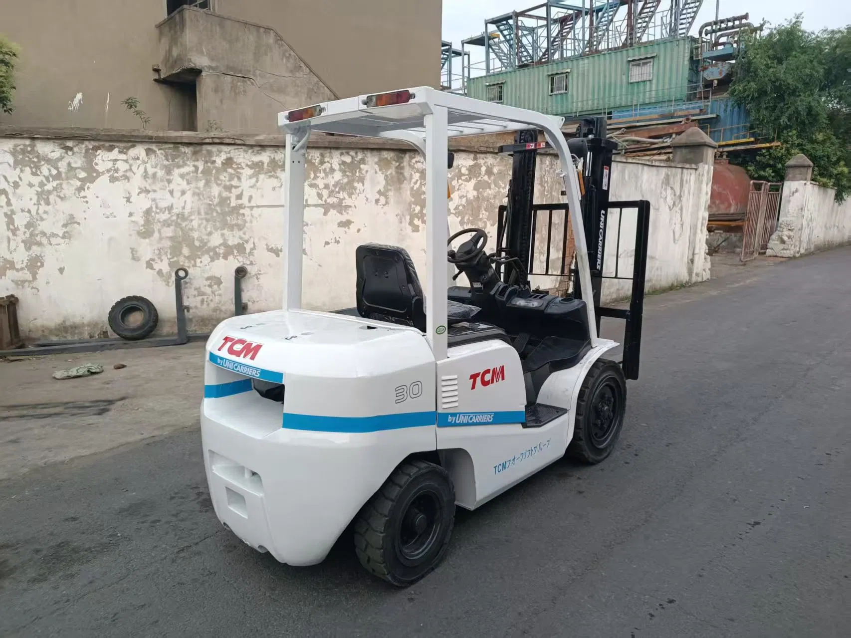 Versatile Fork Lift Truck for Efficient Indoor and Outdoor Operations