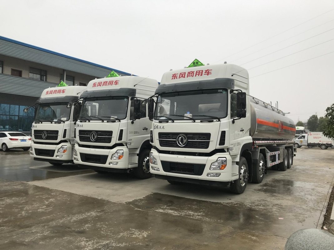 Professional Efficient Customizable Large Volume Lubricant Oil Tank Truck