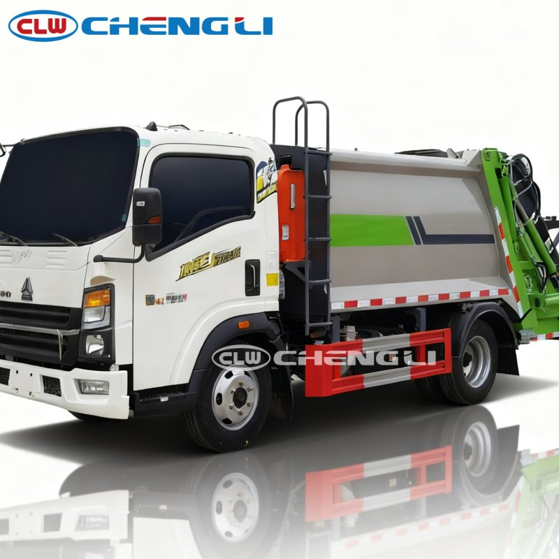 Professional Garbage Compactor 4X2 HOWO 5.8cbm Rear Garbage Truck with Push Plate Unloading