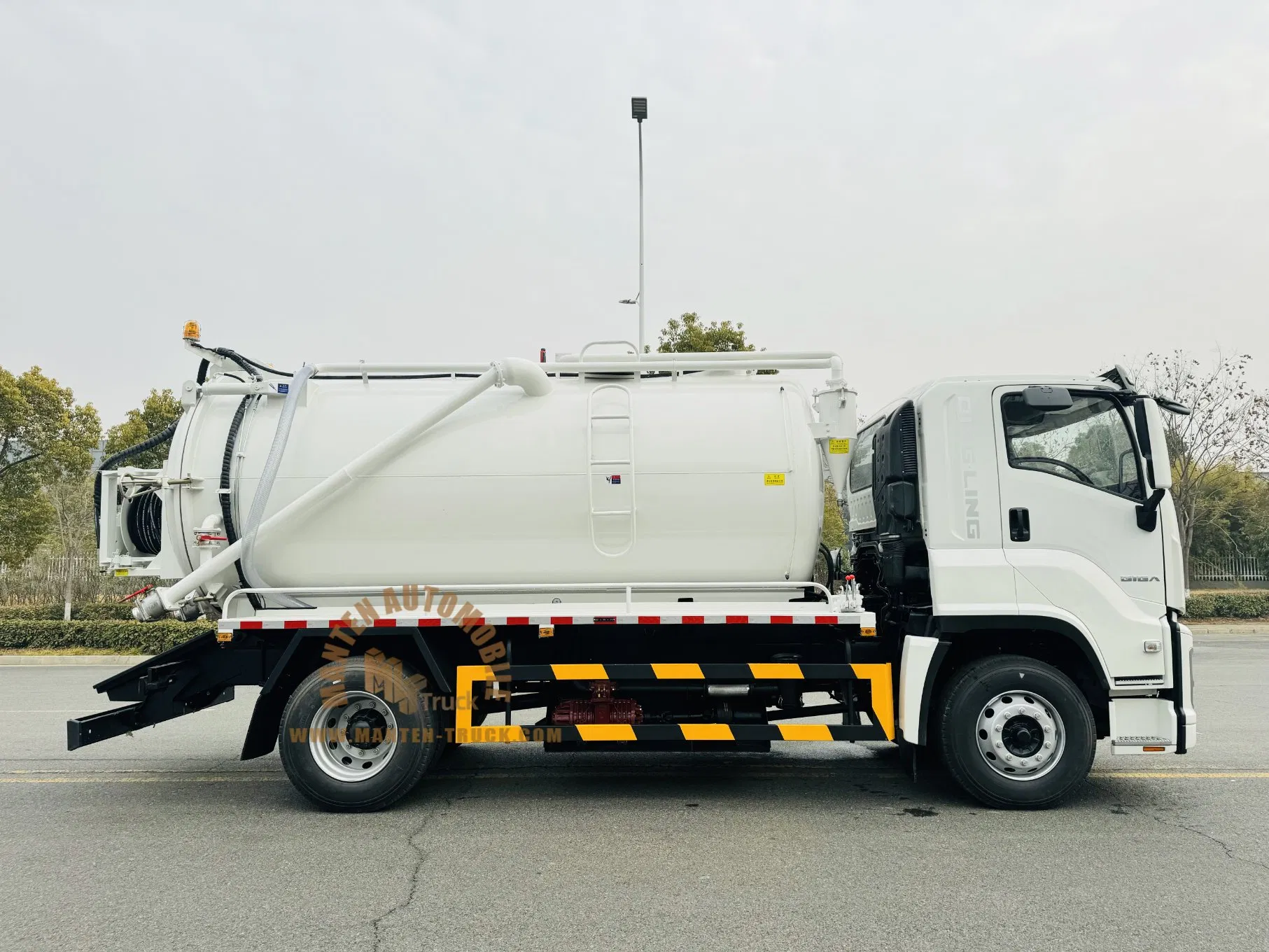 Customizable Isuzu Giga 380HP 4X2 10000liters 12000liters 14000liters Cleaning Sewage Suction Truck /High Pressure Jetting Truck for Sewer Vacuum Truck