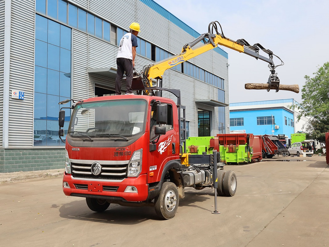 High Quality Customizable Sinotruk 4X2 Dump Truck with Grab Bucket and Crane