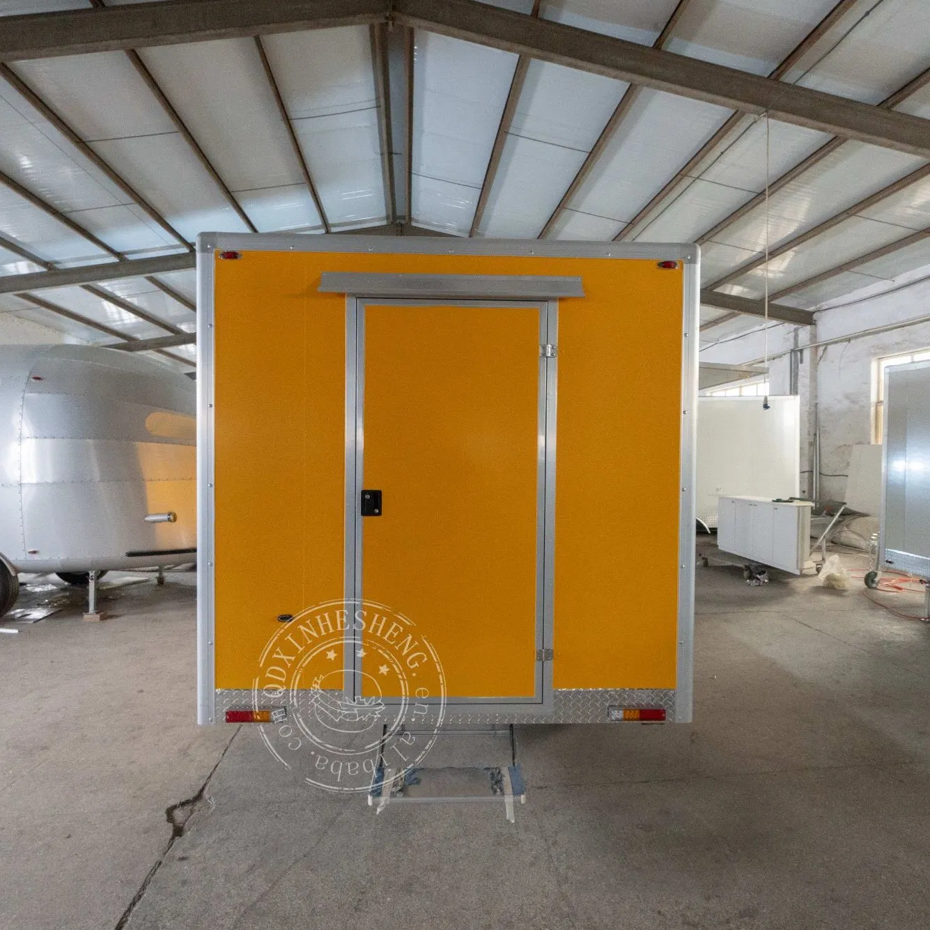 Customized Square Food Truck, Equipped with Kitchen Facilities, for Indoor and Outdoor Food Operations, Including Ice Cream, Snacks, Pizza