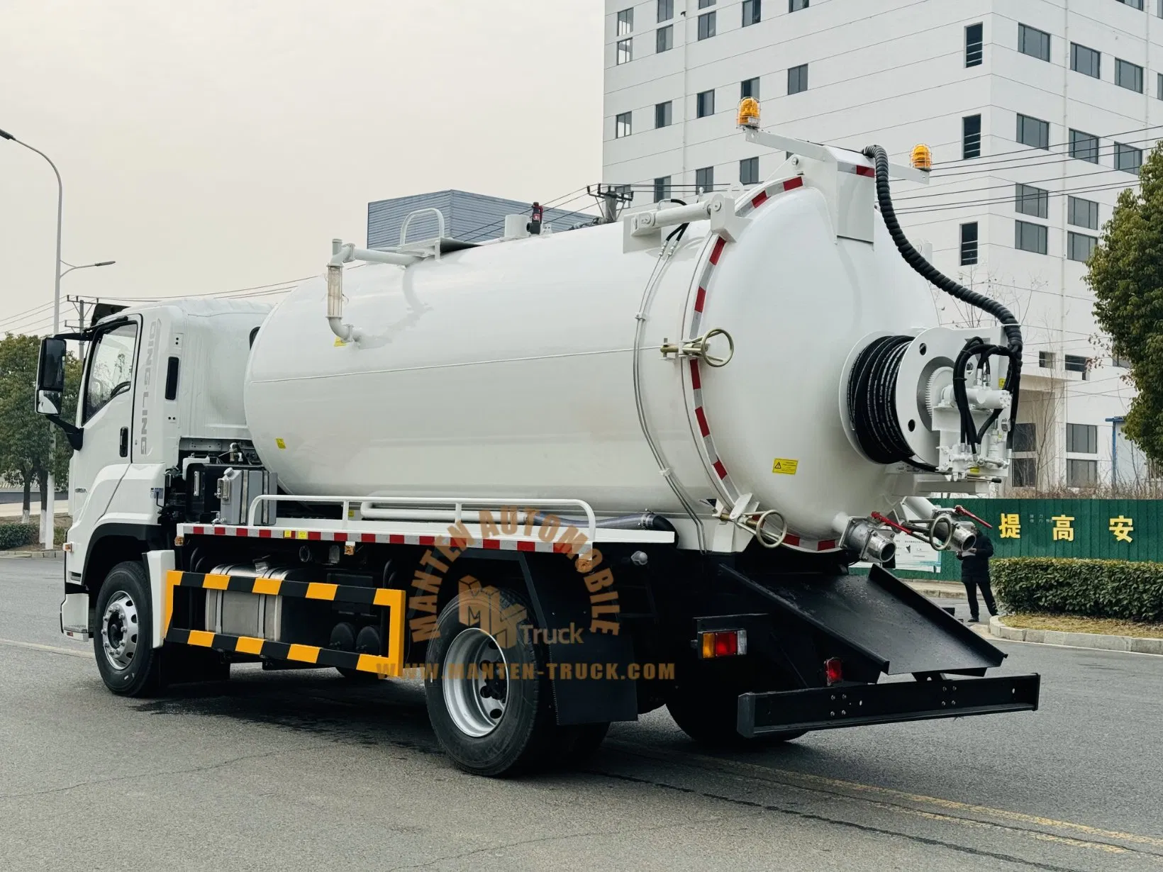 Customizable Isuzu Giga 380HP 4X2 10000liters 12000liters 14000liters Cleaning Sewage Suction Truck /High Pressure Jetting Truck for Sewer Vacuum Truck