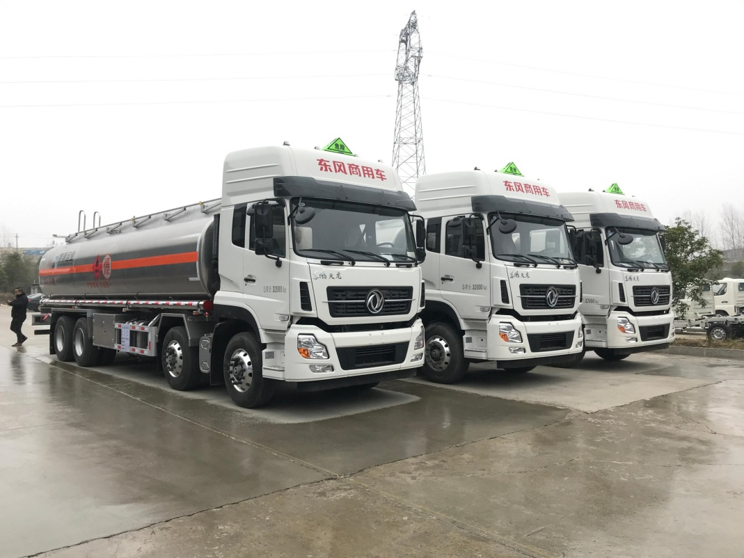 Professional Efficient Customizable Large Volume Lubricant Oil Tank Truck