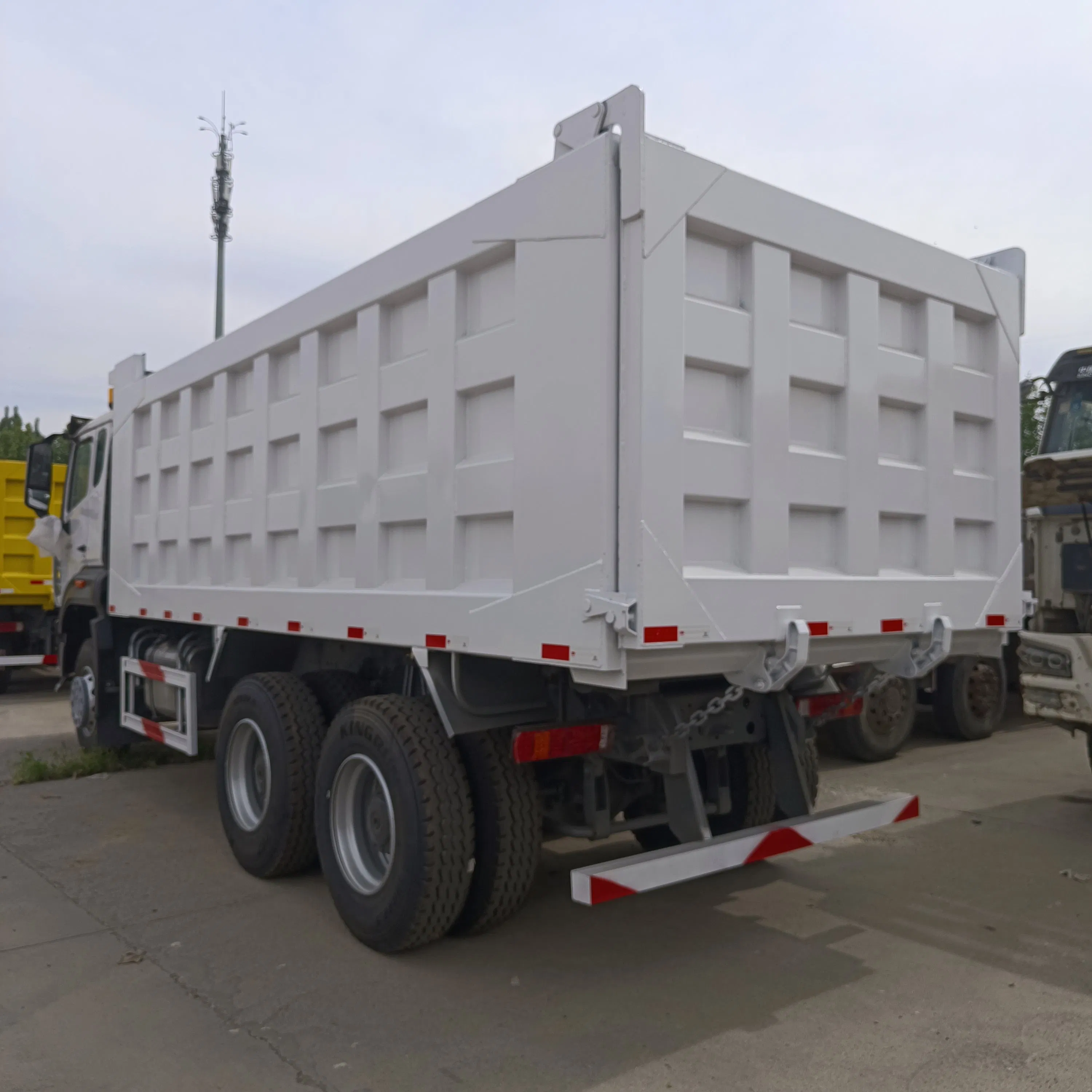 Red Construction Monster 371HP 6X4 Hydraulic Dump Truck Sale