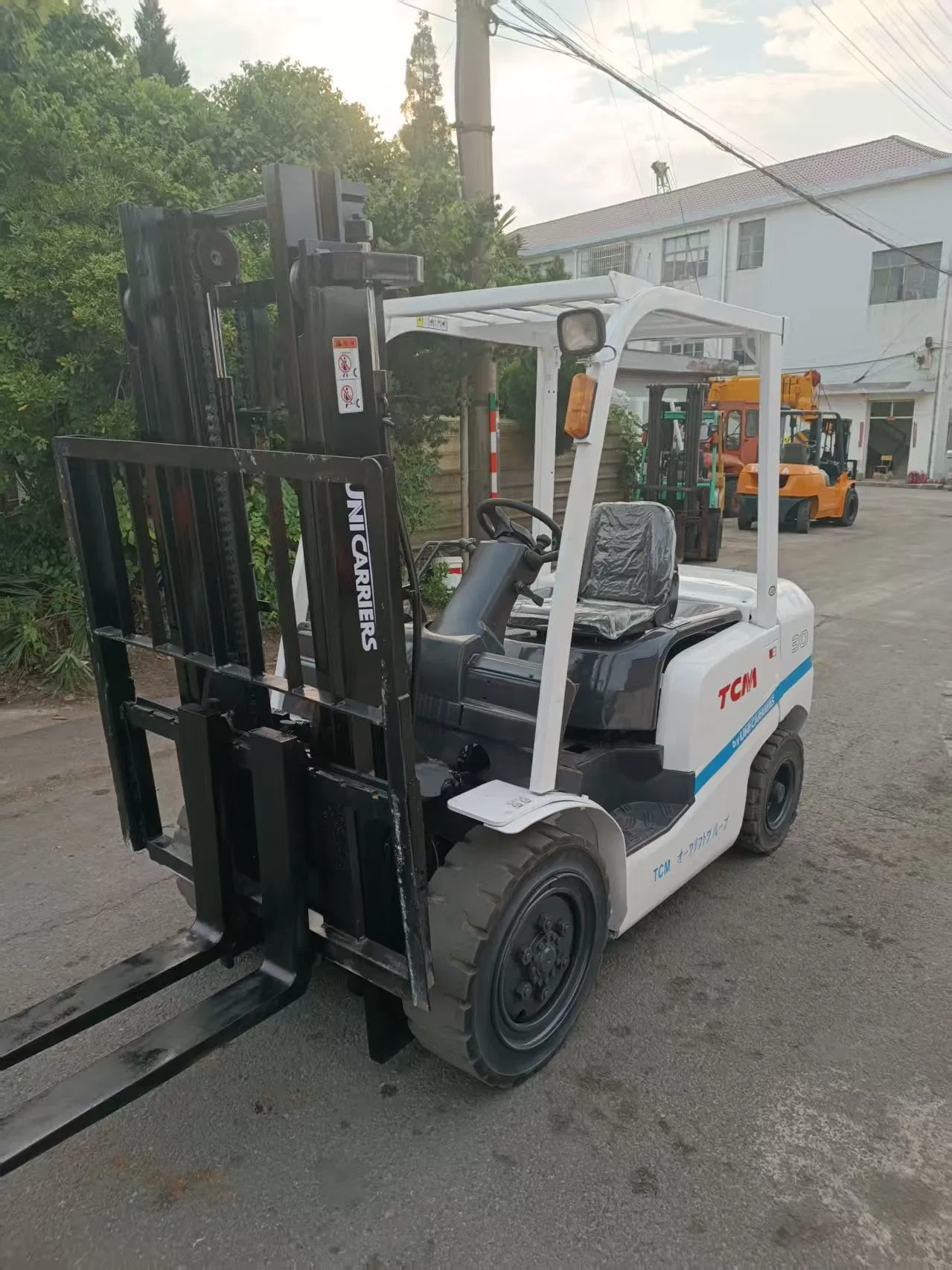 Versatile Fork Lift Truck for Efficient Indoor and Outdoor Operations