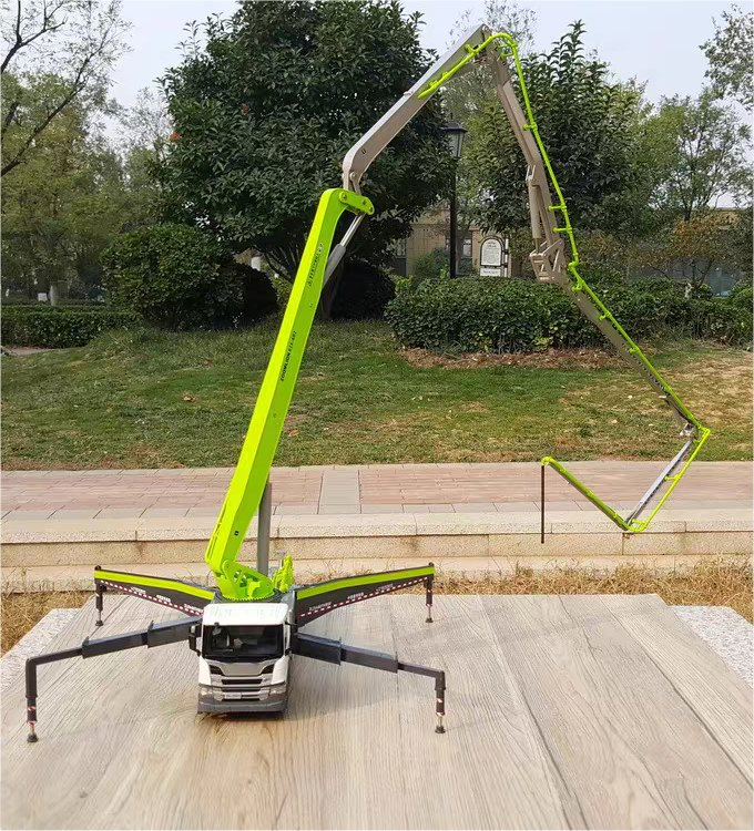 Engineering Model Toys for Zoomlion Concrete Pump 62 Meters on Sca Nia Truck Scale: 1: 38