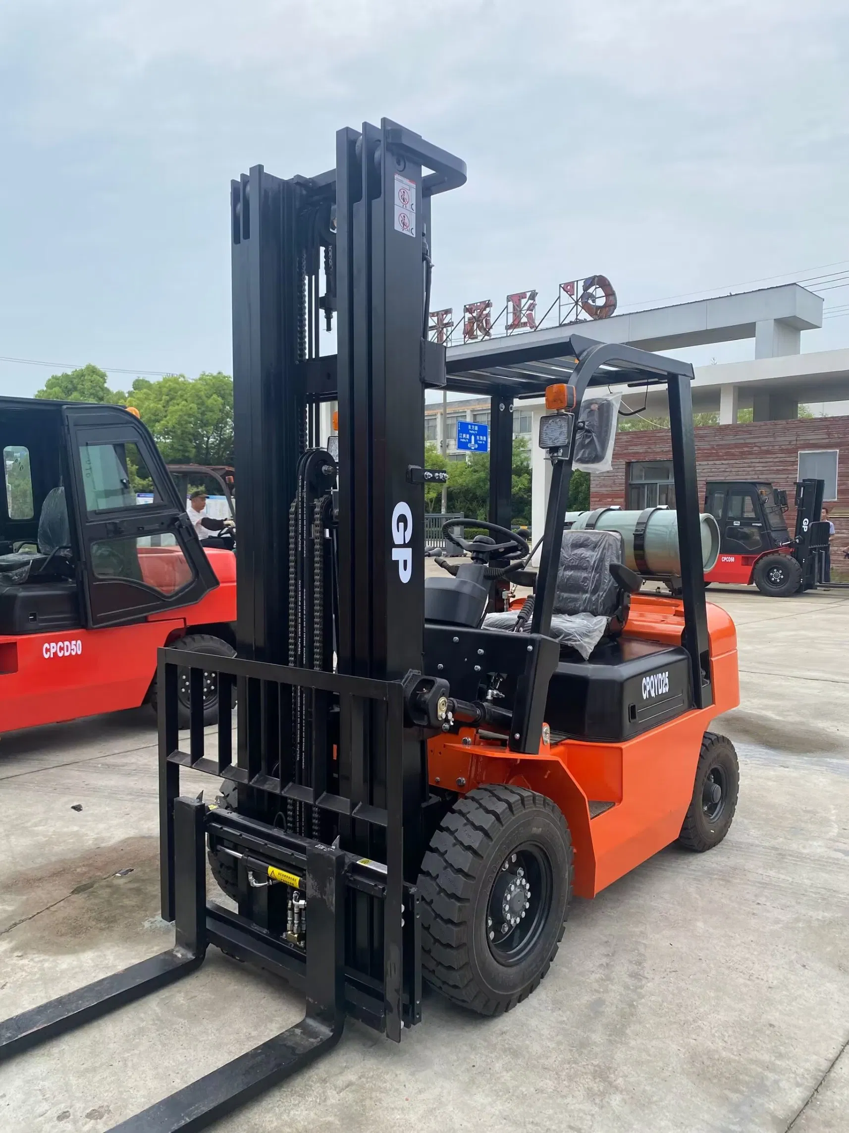 2.5 Ton Gasoline/LPG Forklift Truck Truck With4.8m Lift Height with Stage Mast Customizable Body Colors