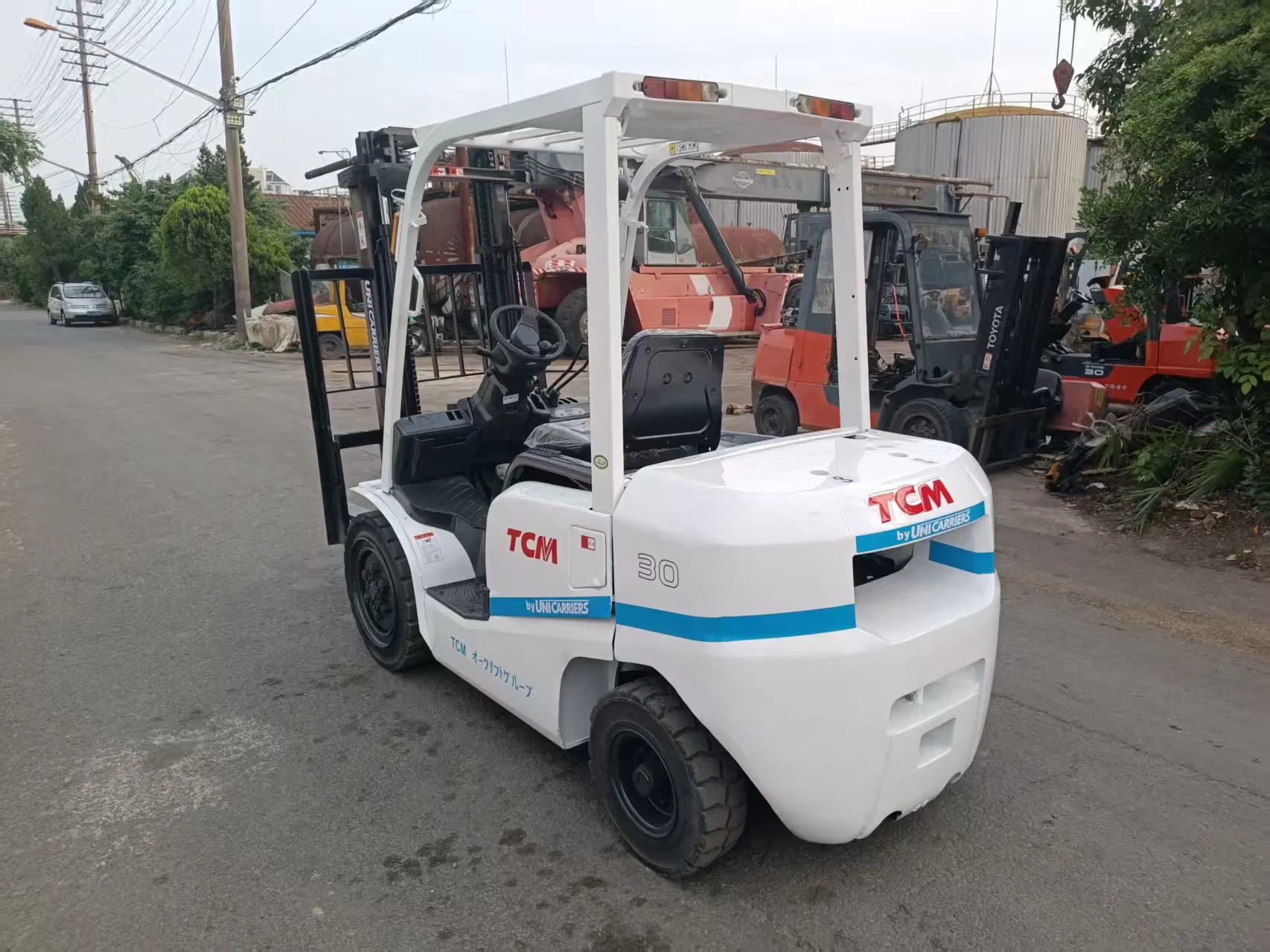 Versatile Fork Lift Truck for Efficient Indoor and Outdoor Operations