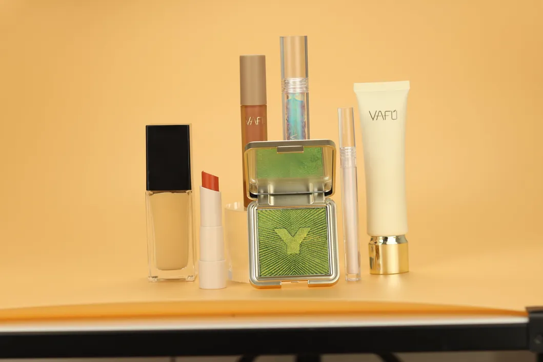 Flawless Lightweight Waterproof Foundation for a Glowing Look