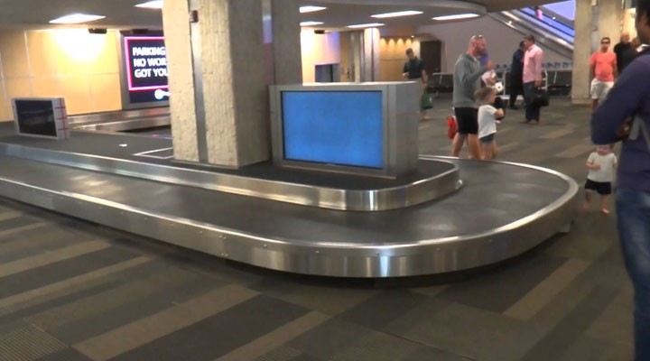 Airport Baggage Luggage Conveyor Belt System at Airport