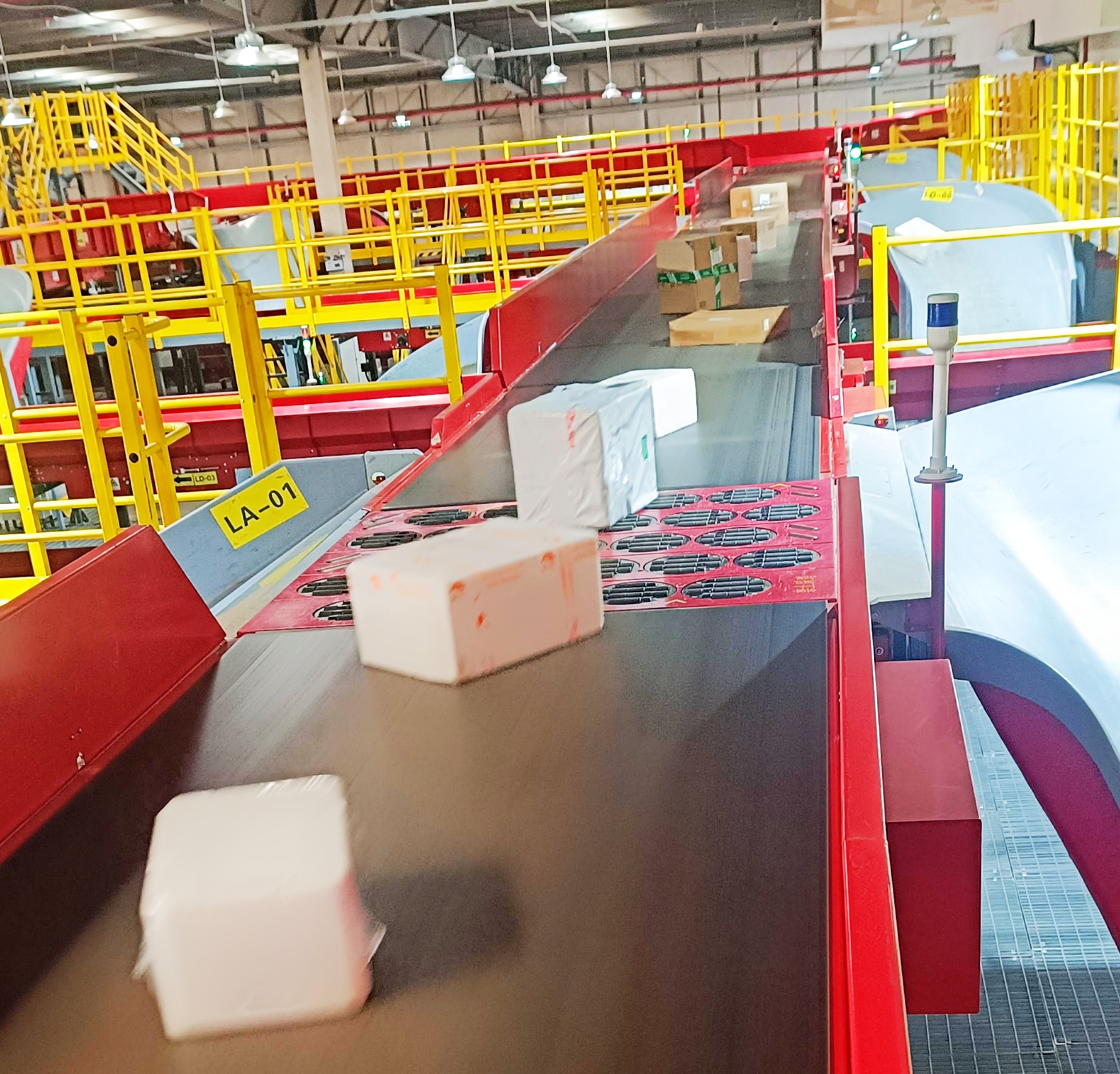 LUHUI Low Noise Large Turntable Structure Sorting Conveyor Flexible Configuration Diverter For Airport Wheel Sorter Factories