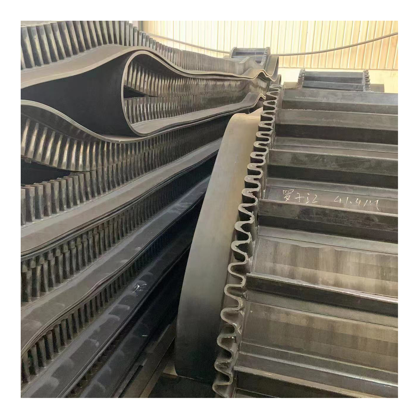 Heavy Duty Corrugated Sidewall Rubber Conveyor Belt With 2 Layers Adjustable Speed Stainless Steel Construction