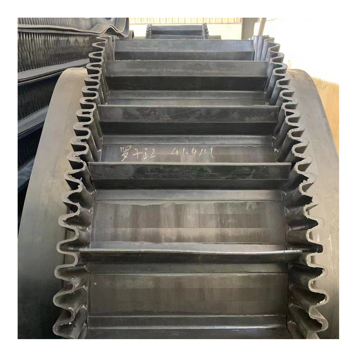 Heavy Duty Corrugated Sidewall Rubber Conveyor Belt With 2 Layers Adjustable Speed Stainless Steel Construction
