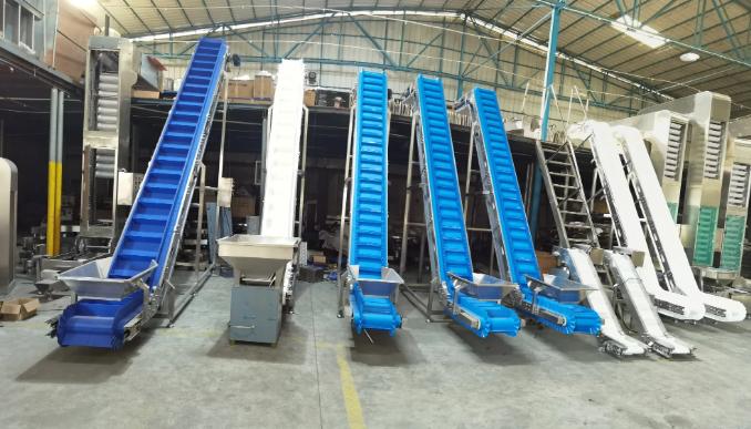 High Quality PVC/PU Belt Conveyor Inclined with Cleats and Side Baffle for Food &amp; Industry Use