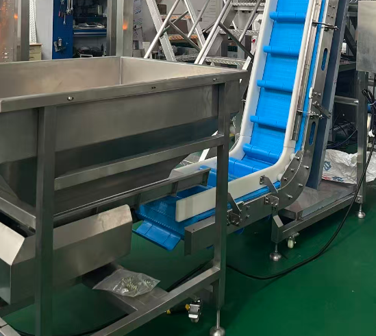 Automatic Inclined Modular Flat Top Belt Conveyor Modular Belts Transporting System For Food Industry