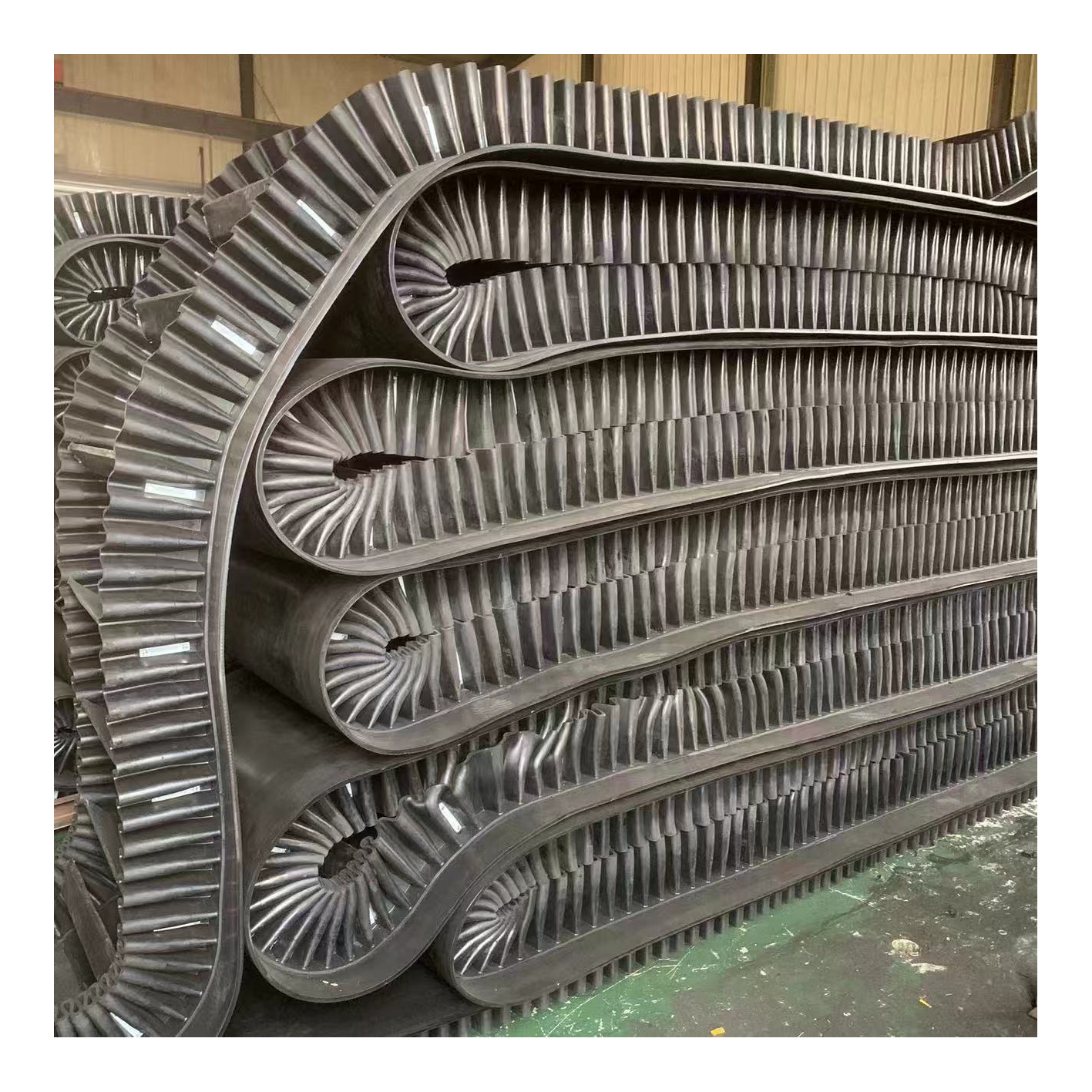 Heavy Duty Corrugated Sidewall Rubber Conveyor Belt With 2 Layers Adjustable Speed Stainless Steel Construction
