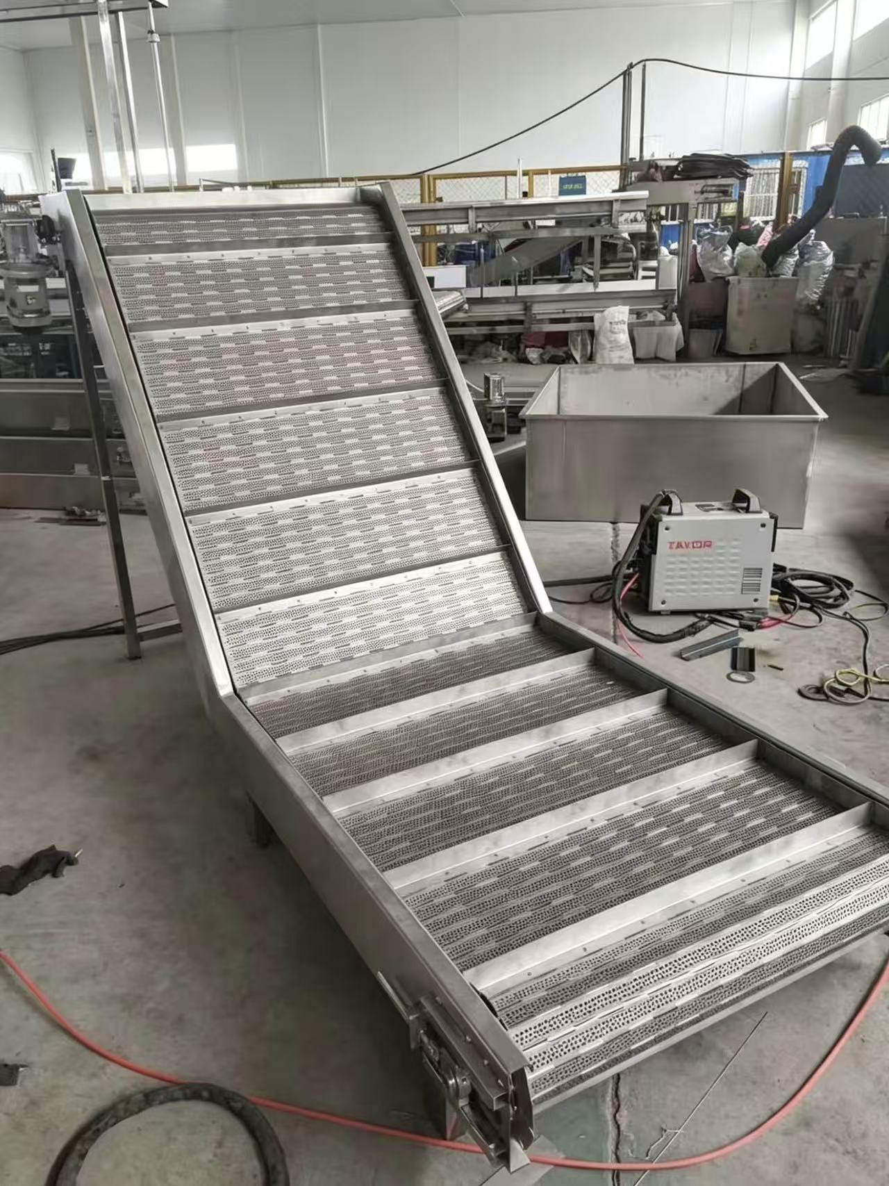 High Temperature Resistant 310S Perforated Mesh Stainless Steel Welding Conveyor Belt for Heat Treatment