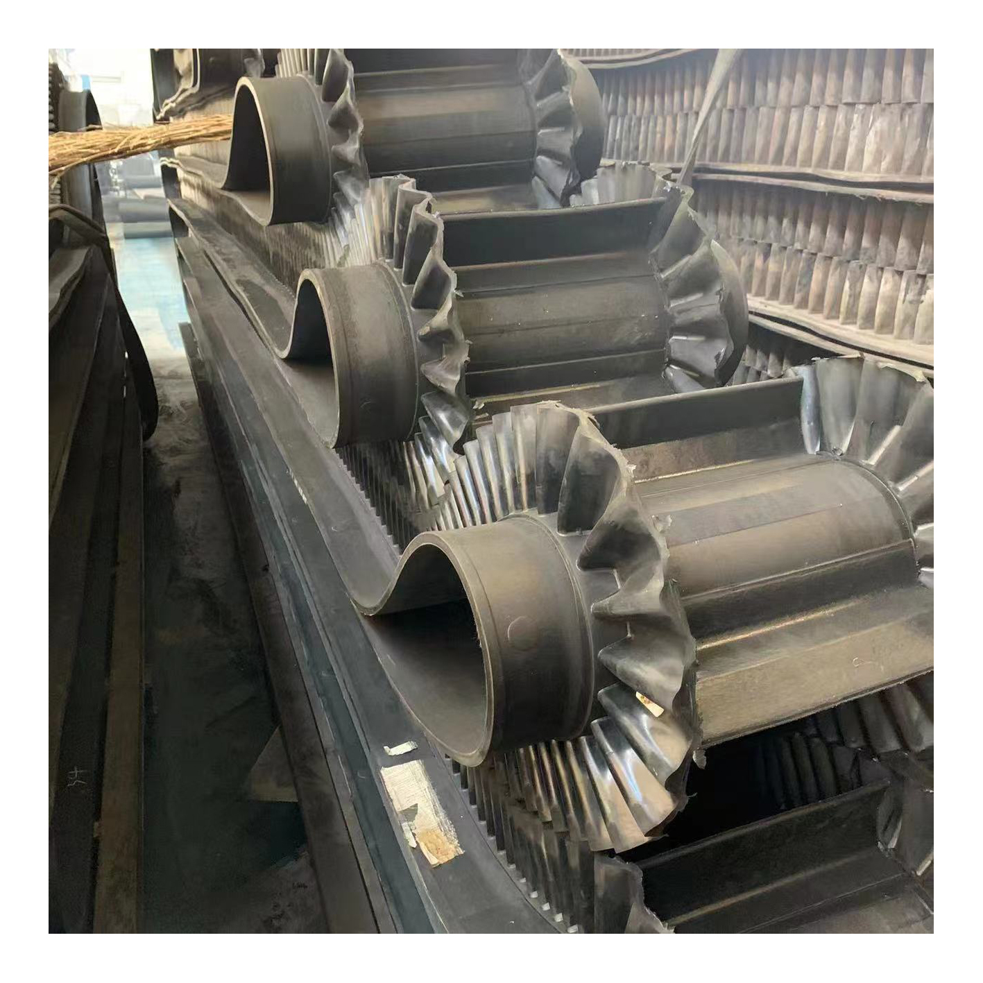 Heavy Duty Corrugated Sidewall Rubber Conveyor Belt With 2 Layers Adjustable Speed Stainless Steel Construction
