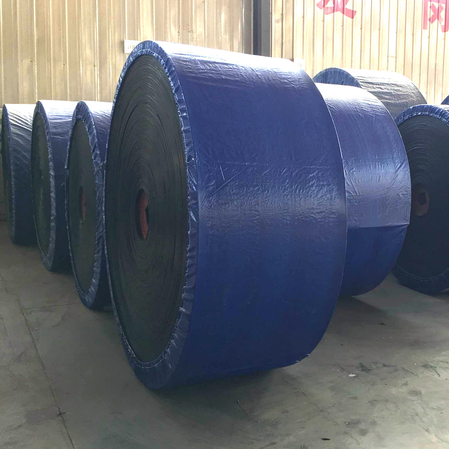 Durable Grade Steel Cord Conveyor Belt With Sensors For Retail And Mining Industry Transportation