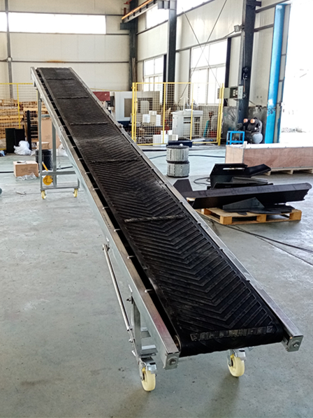 Belt Conveyor For Transporting Sand And Gravel, Inclined Belt Conveyor For Crushing Workshop.