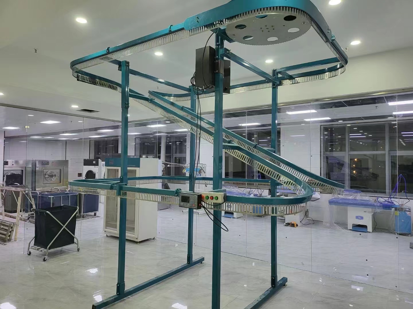 Commercial Automatic Laundry Clothes Conveyor Belt Conveying Machine for Dry Cleaning Shop Factory