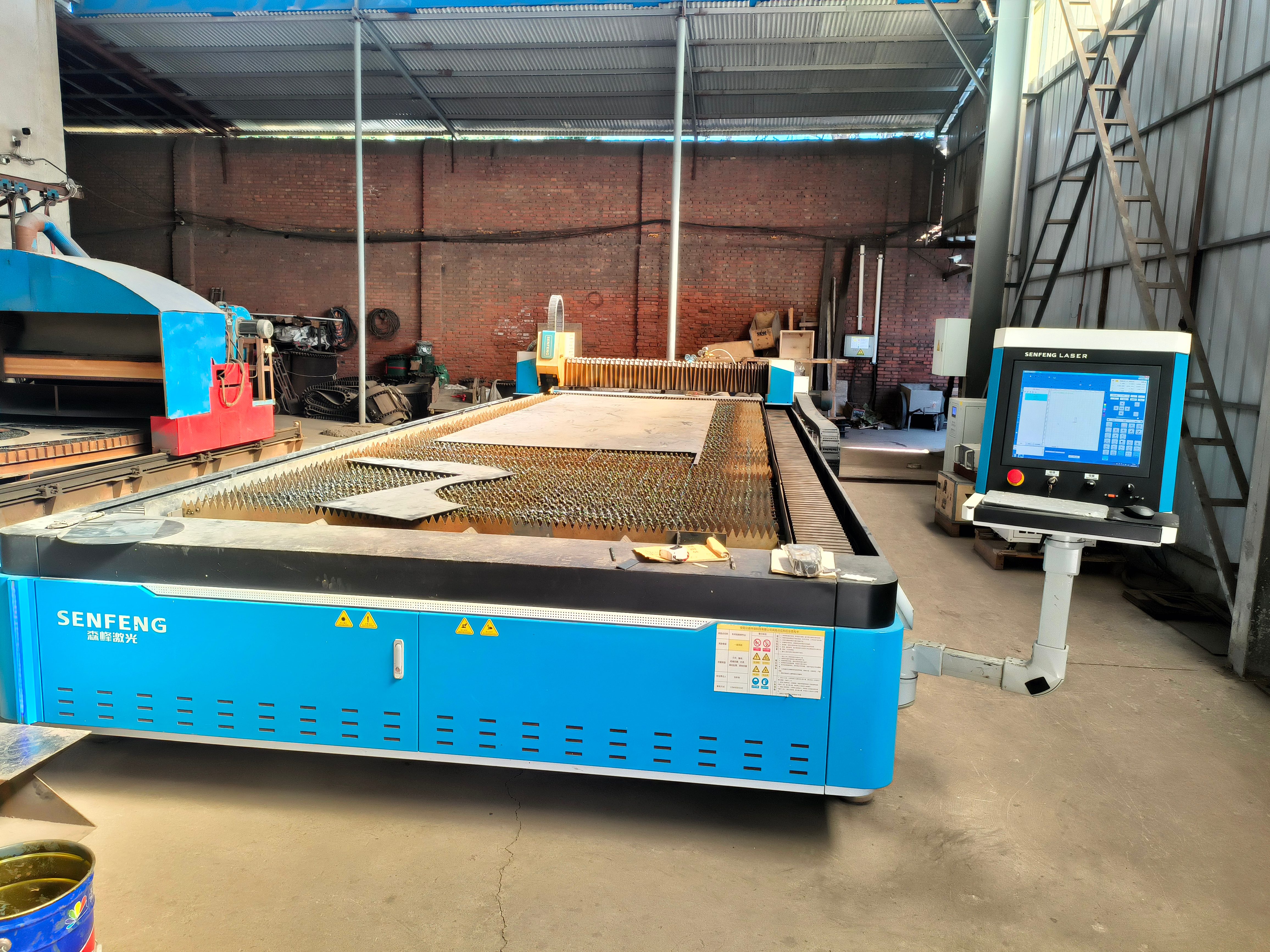 Industrial conveying installation