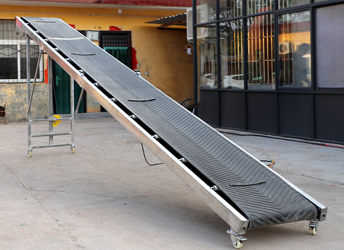 Belt Conveyor For Transporting Sand And Gravel, Inclined Belt Conveyor For Crushing Workshop.