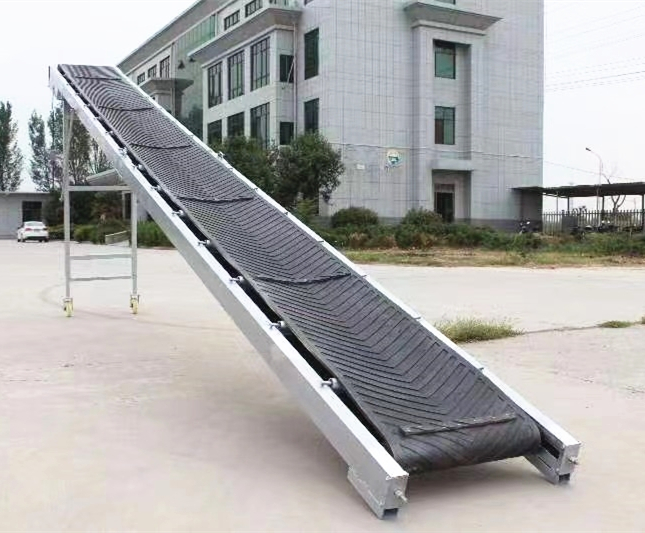 Belt Conveyor For Transporting Sand And Gravel, Inclined Belt Conveyor For Crushing Workshop.