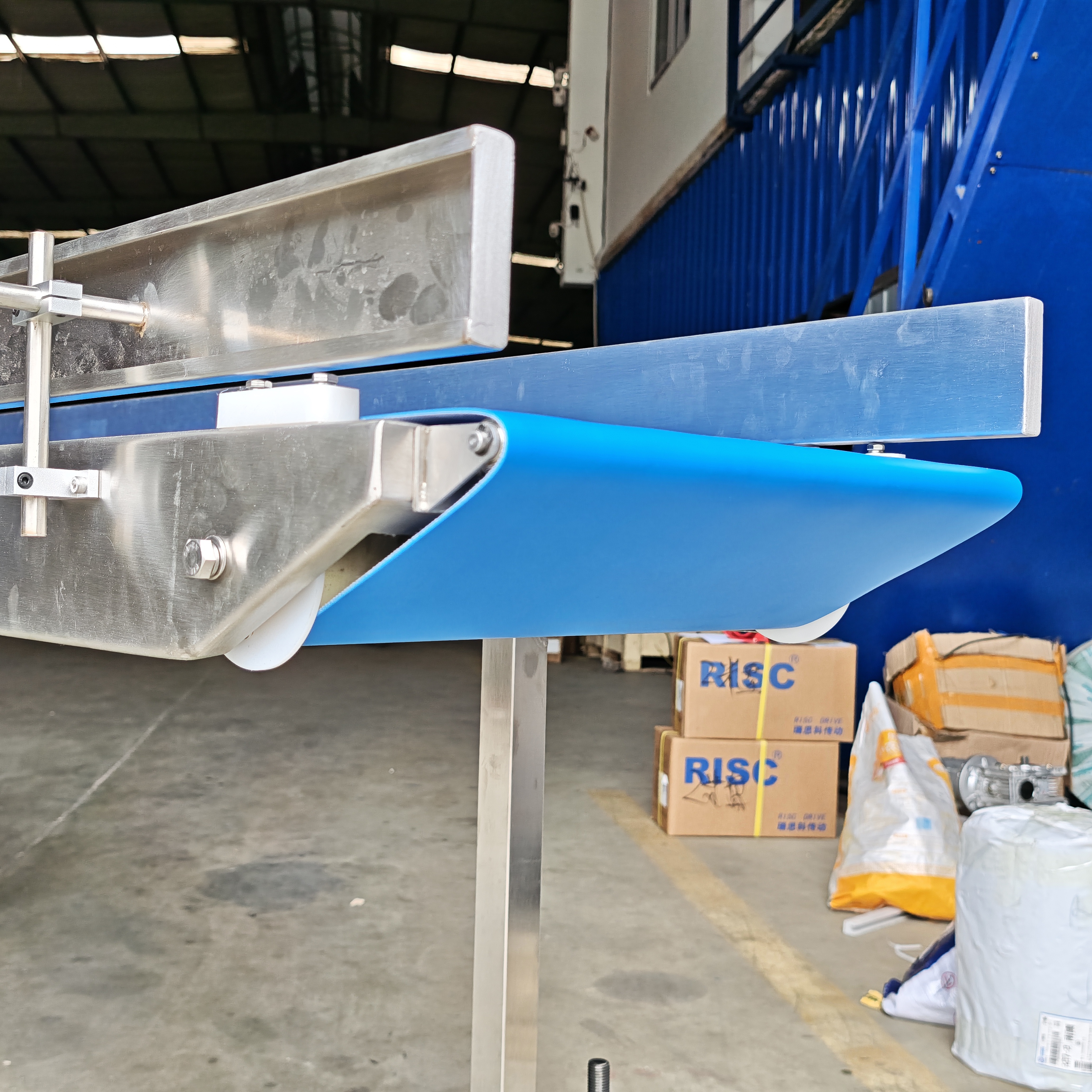 New Adjustable Anti-Bacterial Stainless Steel Food Horizontal Conveyor For Knife Edge Assembly Line With Heat Resistant Belt