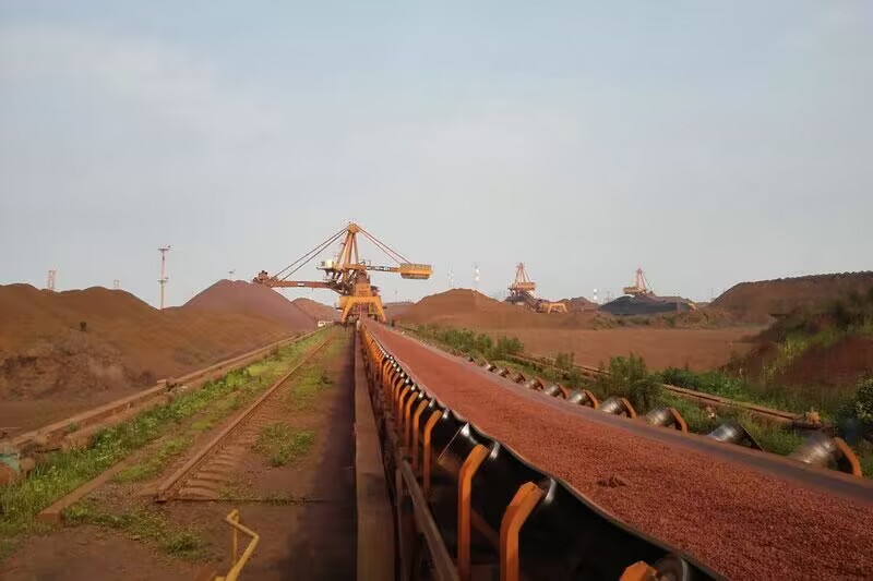 Large Inclined Belt Conveyor in Energy &amp; Mining Plant