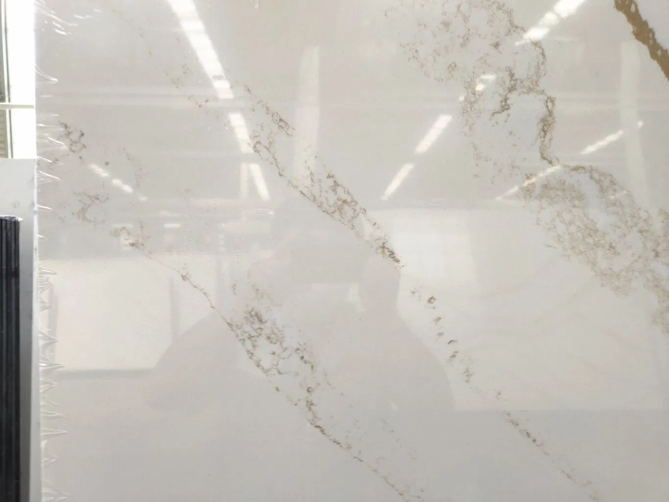 White Artificial Quartz Stone Slab with Beautiful Veins