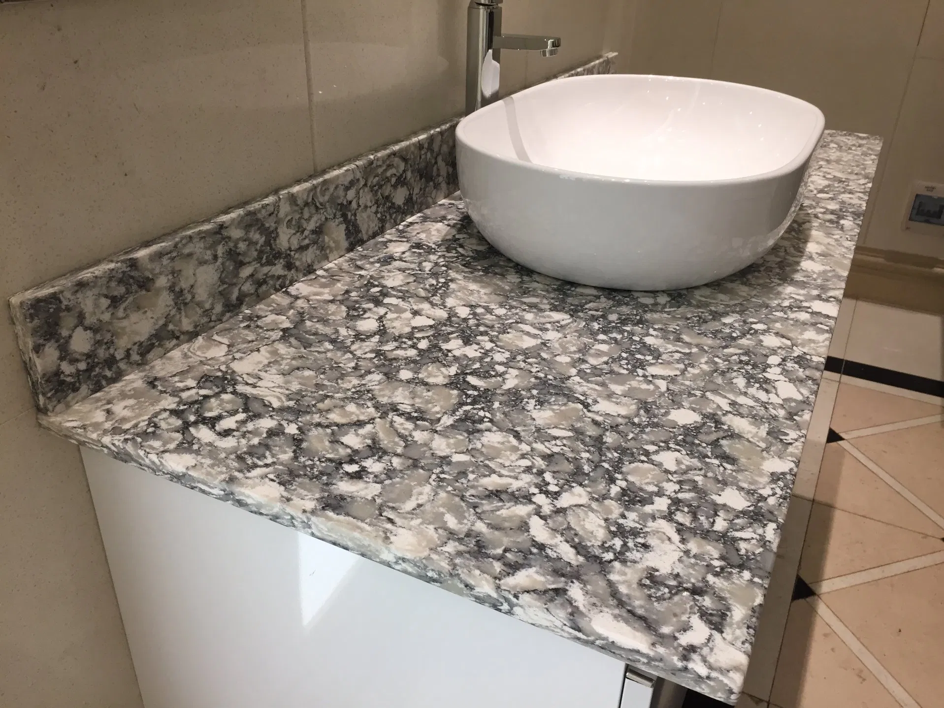 White Veined Engineered Quartz Stone Slab for Sale