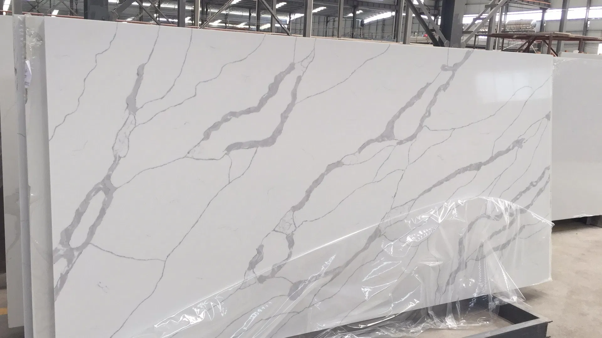 Artificial Marble Quartz Slab Calaatta White Quartz Vanity Top for Engineering