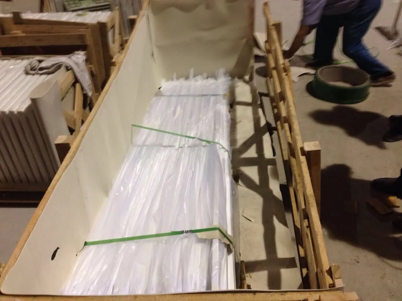 Hot Sale Pure White Customized Engineered Quartz Countertop Kitchen Bathroom for interiors/indoor decoration