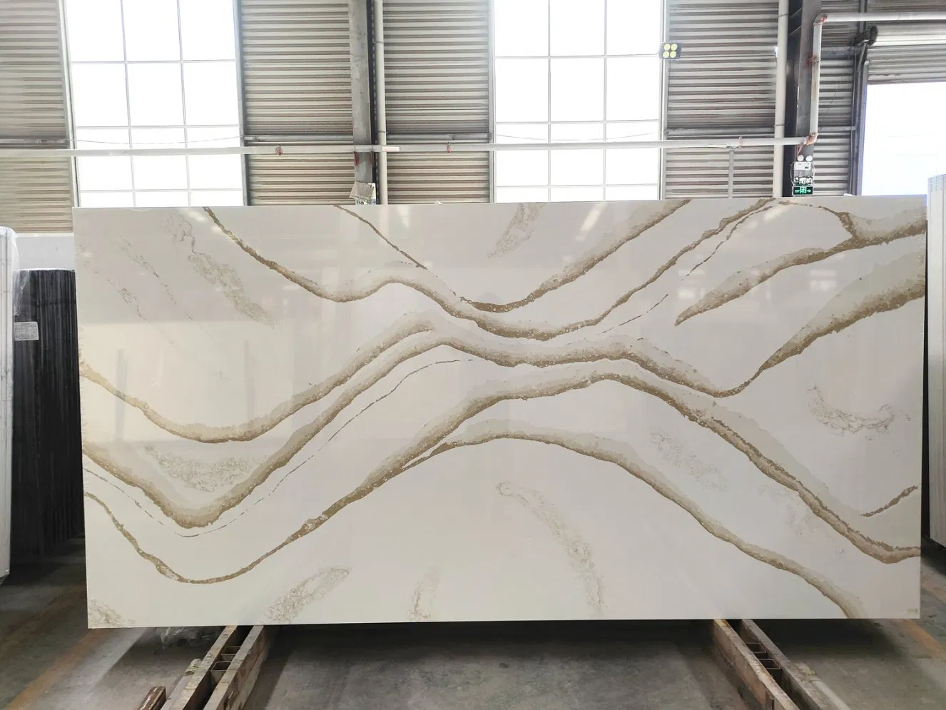 White Artificial Quartz Stone Slab with Beautiful Veins