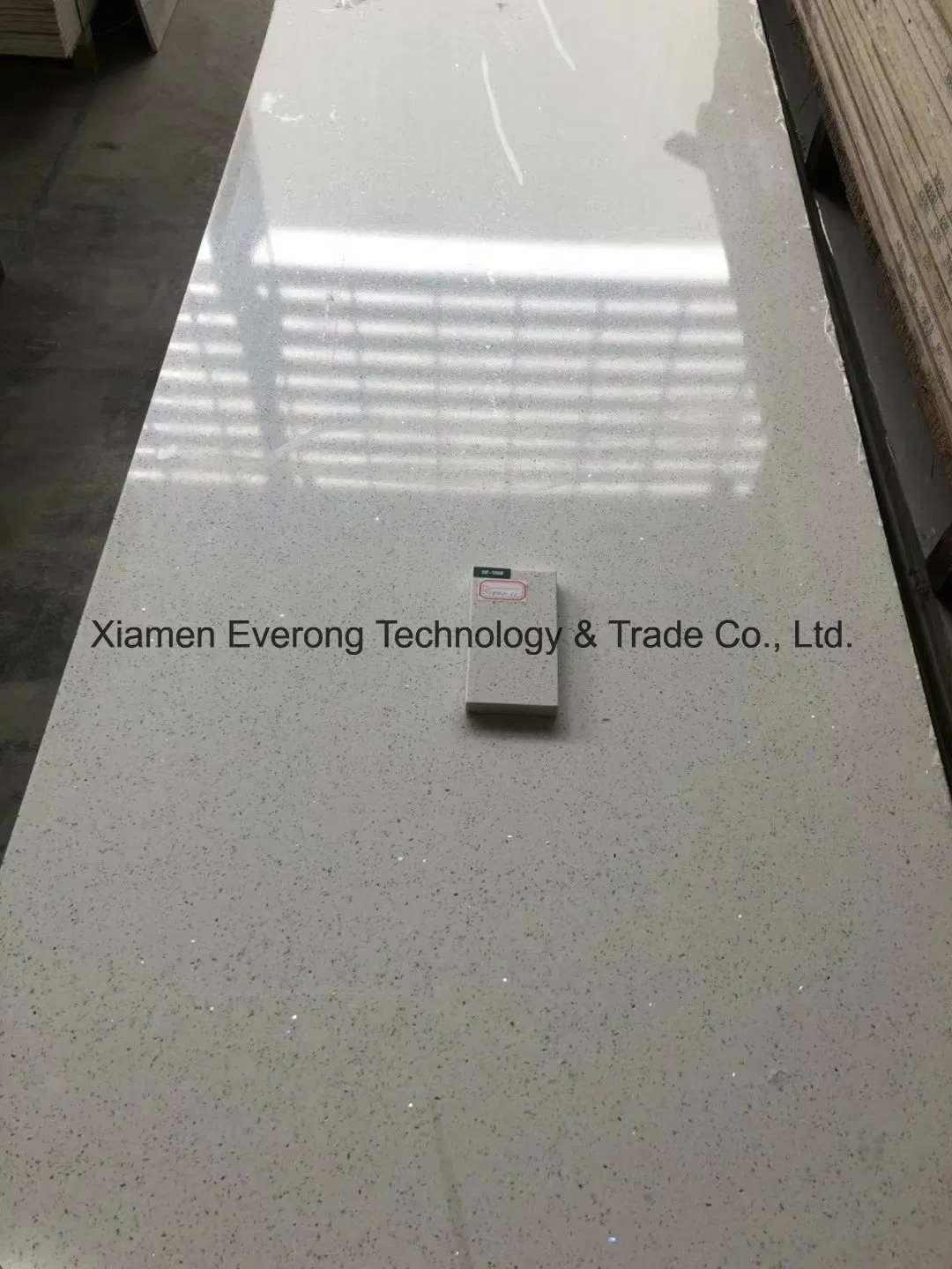 Hot Sale Artificial Marble Look White Black Grey Beige Green Yellow Blue Red Engineered Quartz Slabs Tiles Counetrtops Vanity Tops for Kitchen Bathroom