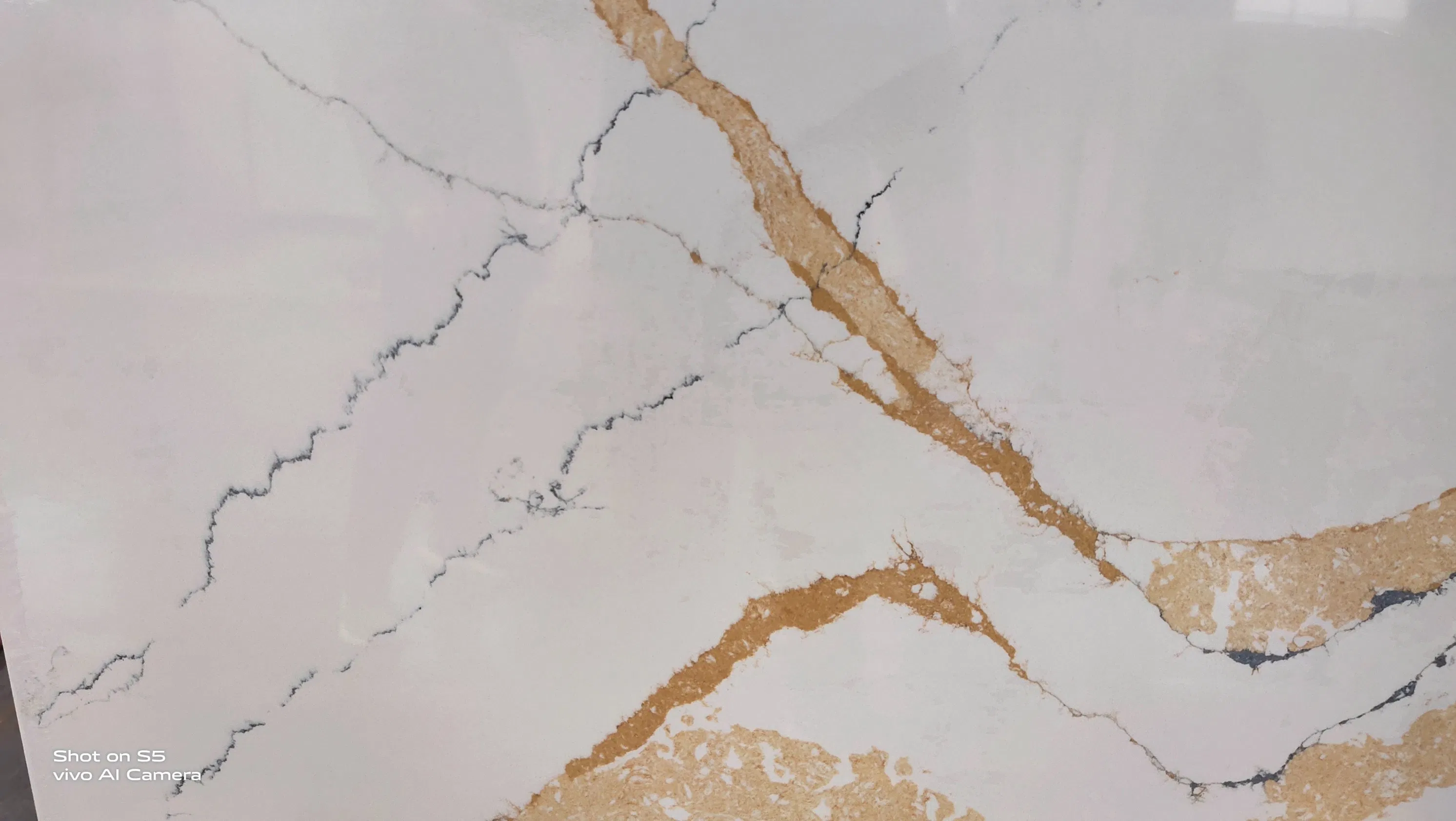 Mountain Veins White Calacatta Quartz Stone Slab with Competitive Price