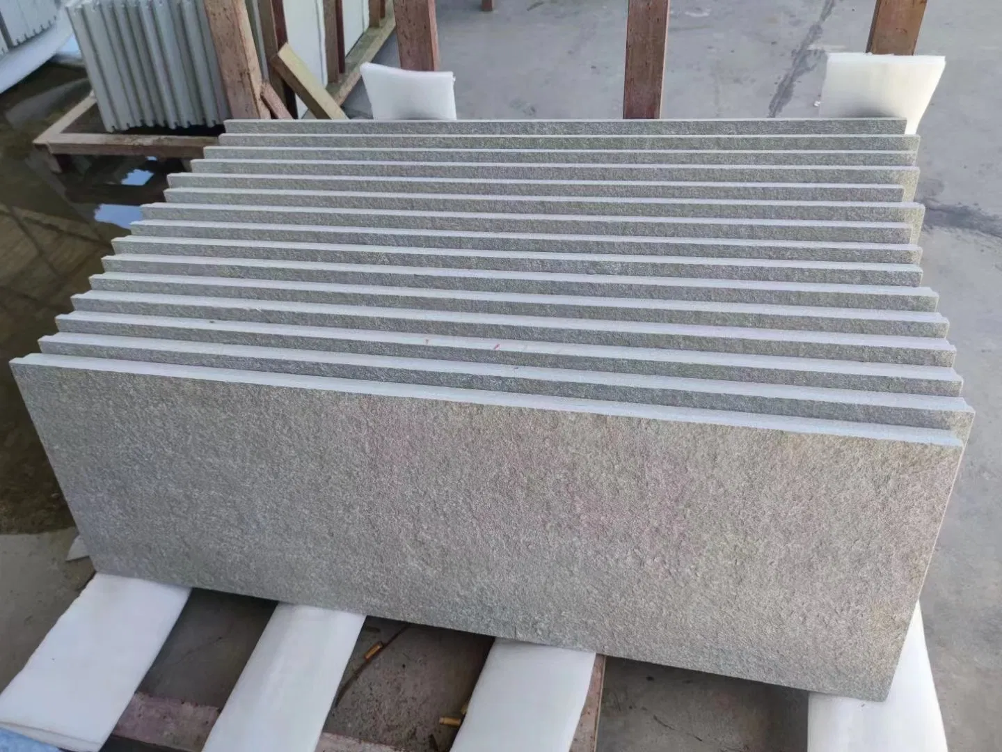 China Natural Stone Flamed Finish Grey Sandstone Patio