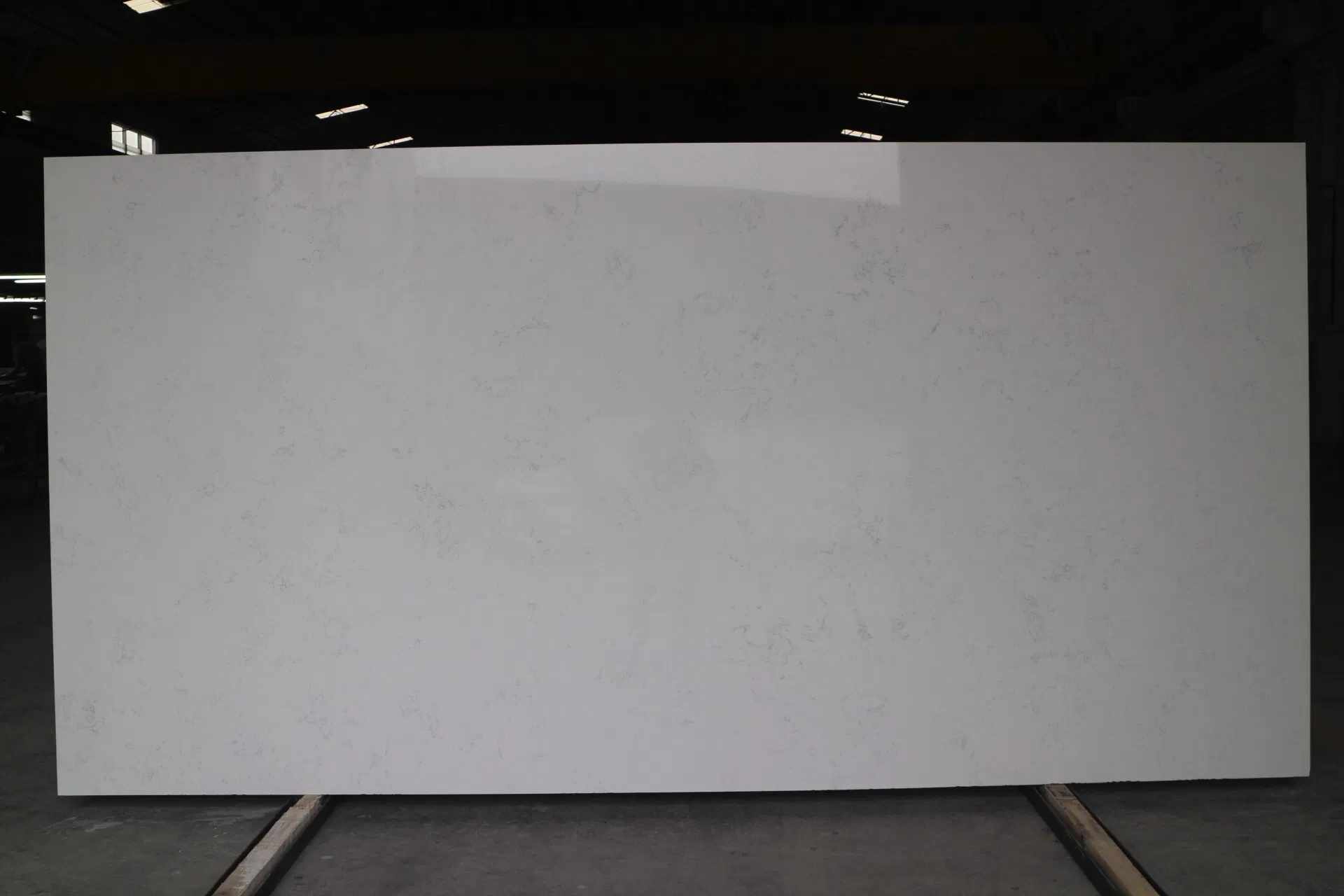 Luxury Carrara White Quartz Countertops with Polished Grains for Pure Color Hotel and Hospital Designs