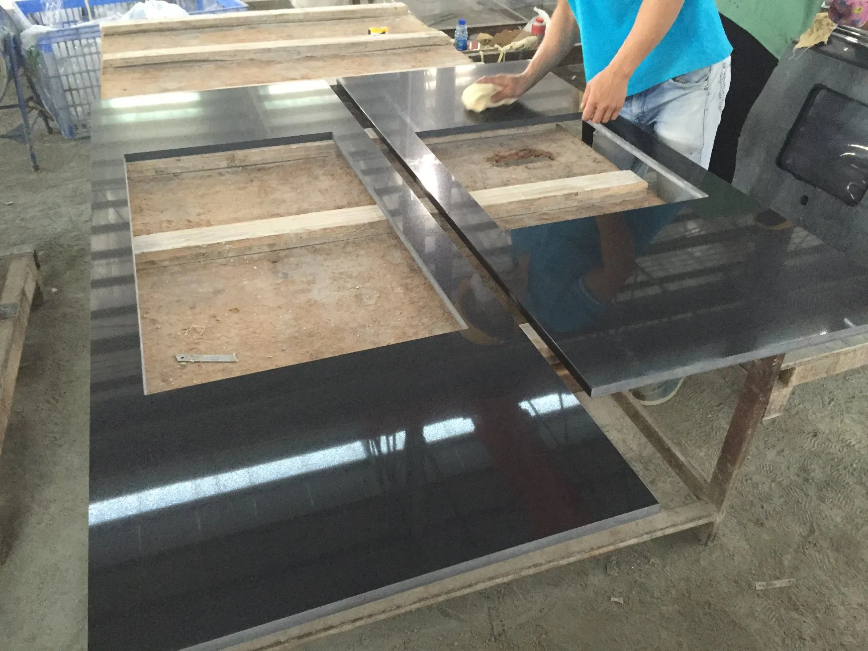 Popular Pure/Single Black/White Artificial Quartz Stone for Flooring Tiles/Countertops/Island with Best Price