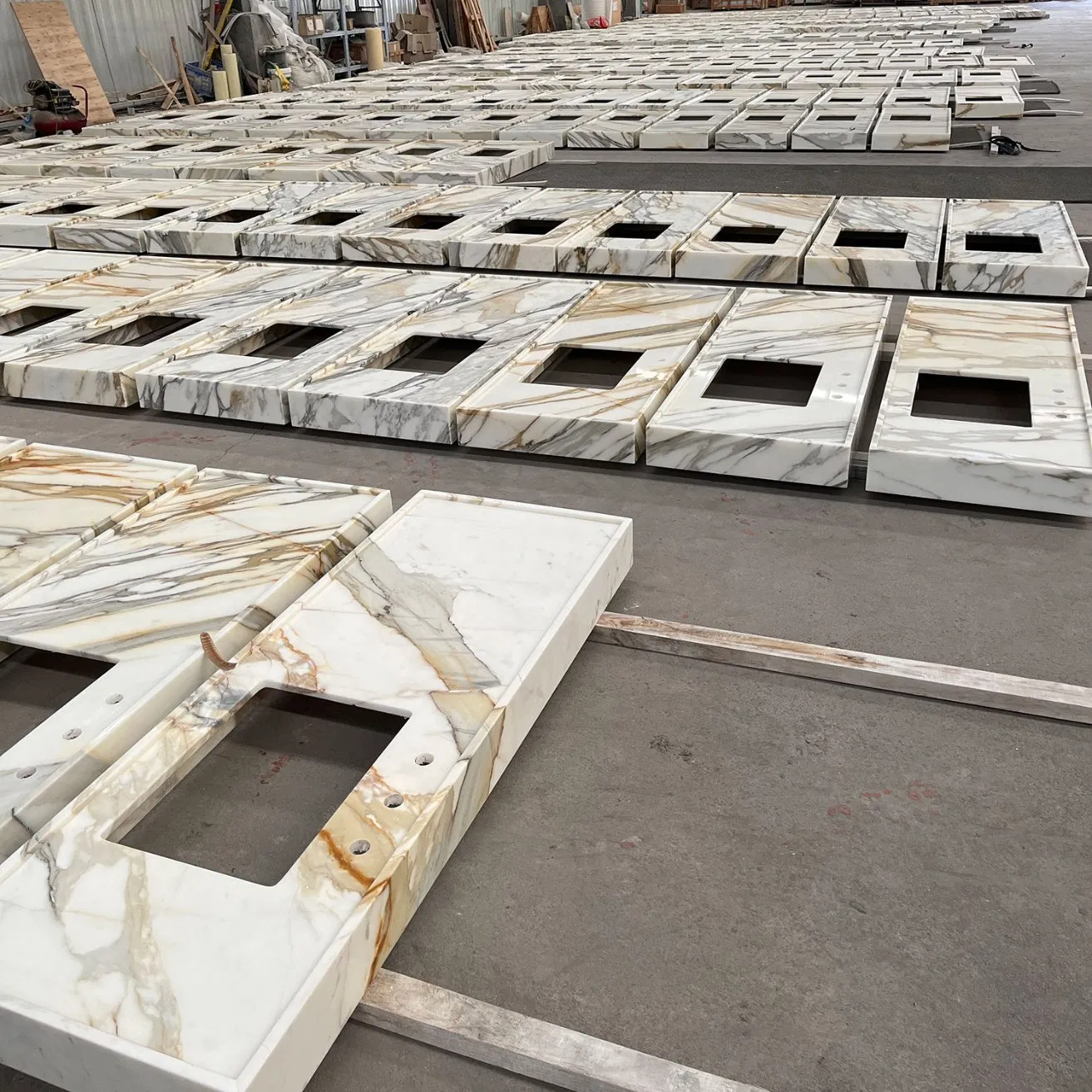 Modern New Design Artificial Quartz Marble Calacatta Countertop Vanity Top in Bathroom Vanities