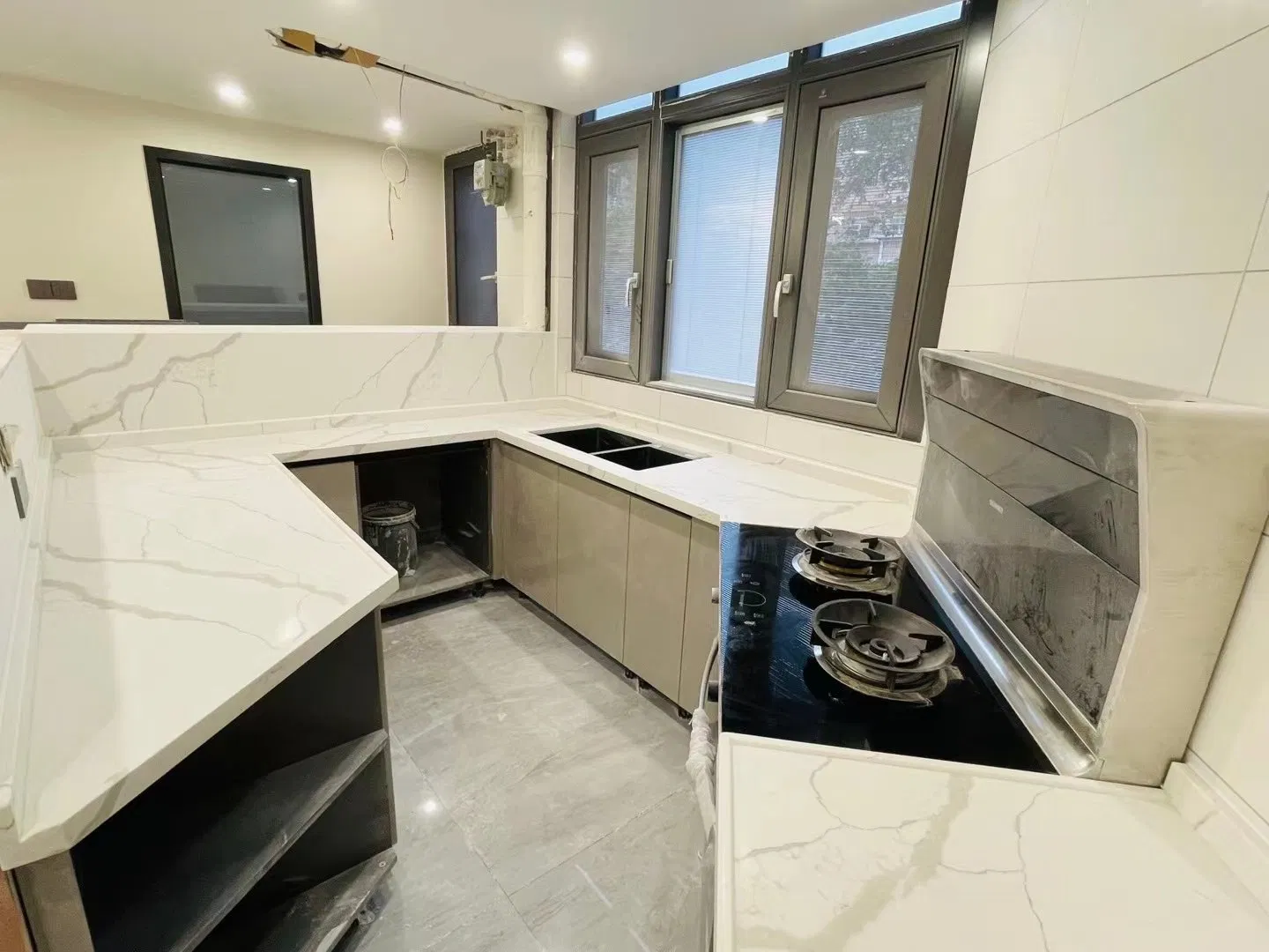 Calacatta White Artificial Quartz Stone Slabs for Home Decoration/Commercial Project